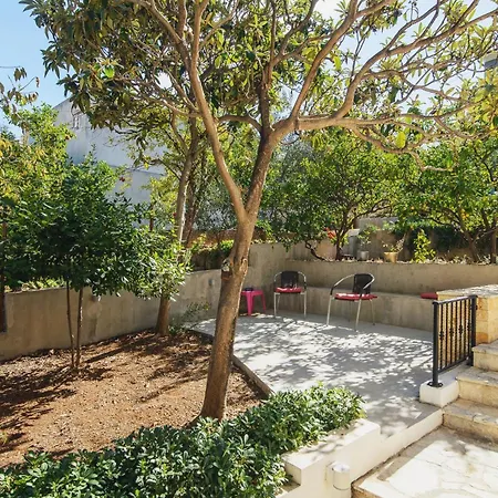 Bua - Beautiful Seafront Apartment