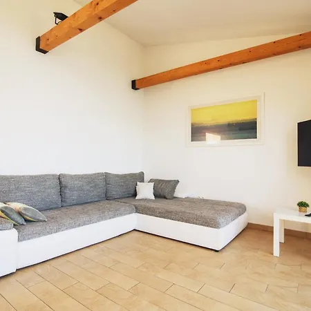 Bua - Beautiful Seafront Apartment