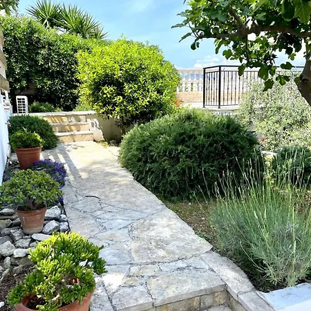 Bua - Beautiful Seafront Apartment Trogir